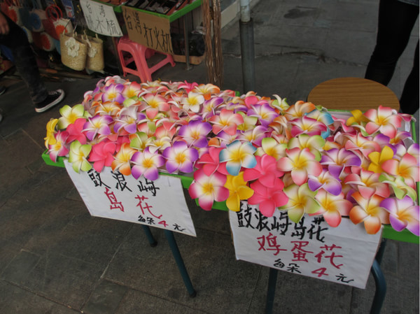 整整花了一个小时时间写祝福跟敲鼓浪屿章(地址事先都写好了,要不然1个小时还不够),然后兴冲冲地逛鼓浪屿,记得带上写好的明信片。。。。 PS:鼓浪屿 1)鹭江夜色:从轮渡码头到三丘田码头的延平路上,靠着海边排开一排椅子,大约数十张,每张相隔十多米,正对着对面厦门 最繁华的中山 路一带。 对面是一片灯火辉煌,中间有海风拂面,这边是发呆的人和间或的切切私语。顶楼的必胜客据说是厦门 看鼓浪屿 夜景最好的地方。 2)龙头路:龙头路是鼓浪屿 最繁华的地方,白天这里的繁华是属于游客的,傍晚以后这里的繁华就是属于岛上的居