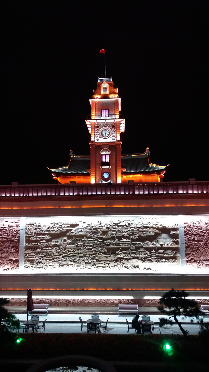 行走在细雨朦胧下的濠河景区—中国博物馆之城南通敞开式aaaaa城市