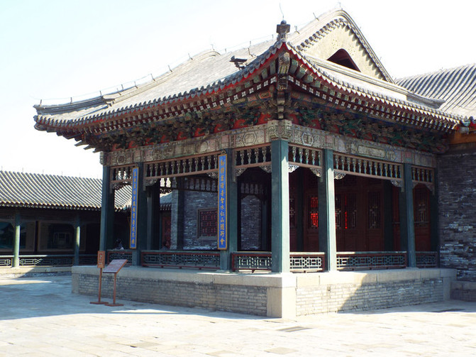 西路建筑建成于乾隆四十七年(1782年,从南到北依次为"扮戏房"戏台"