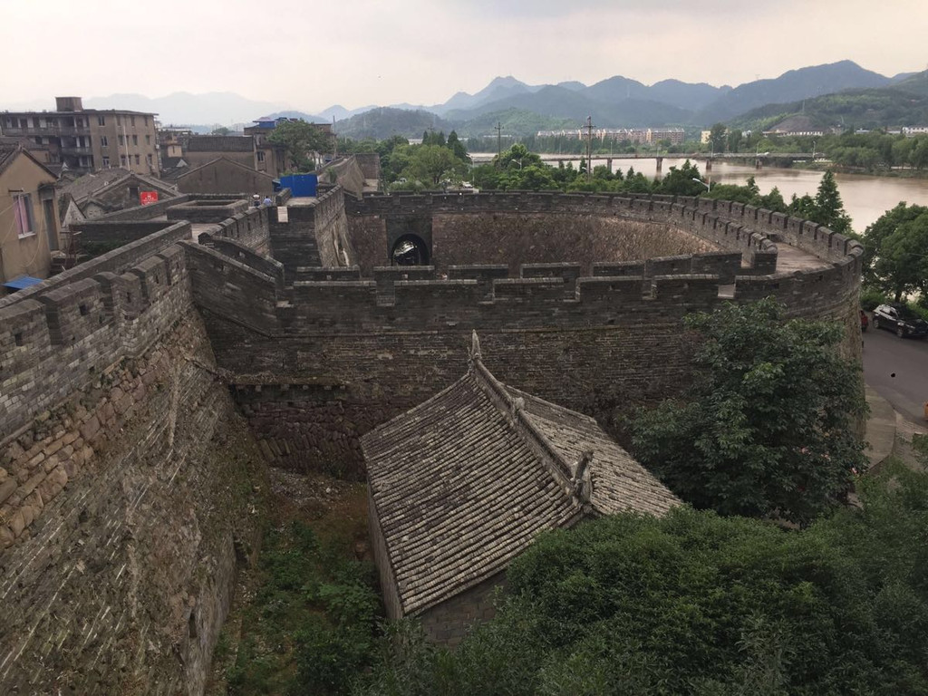                    这个叫"瓮城"