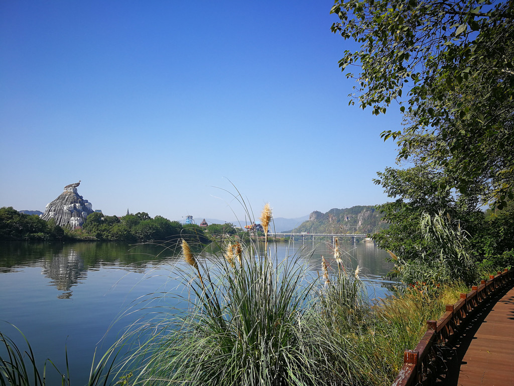 南明湖在丽水市区边上(南面),原来叫瓯江,因为下游(大溪开潭)建了