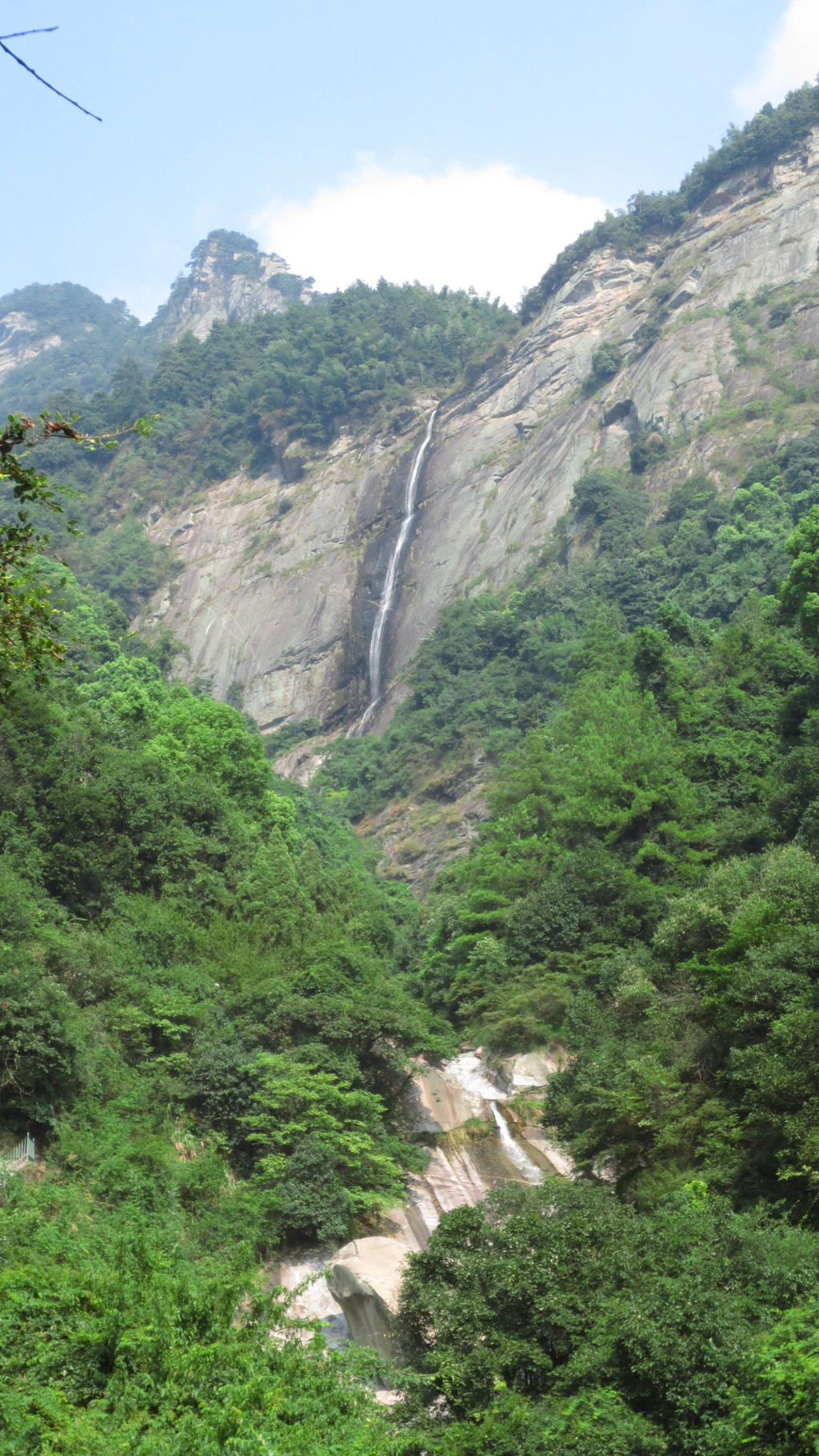 这个叫黄岩瀑布,俗称庐山瀑布,或秀峰瀑布.