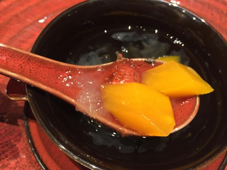 银耳万寿果炖桃胶 虽然已经九分饱了,但还是无法拒绝这盅滋补养颜甜汤