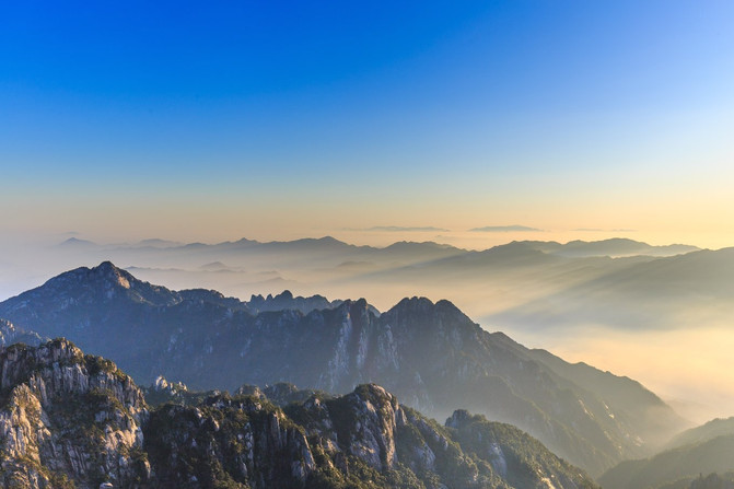 10张照片接片的全景图,届时,太阳已然高升,照亮了远方的山巅,染红了群