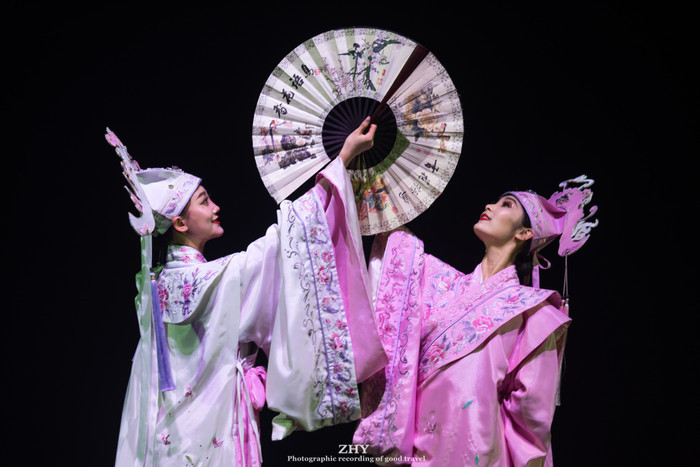 无乱是白娘子与许仙,还是梁山泊与祝英台,美好的故事一直在西子湖畔