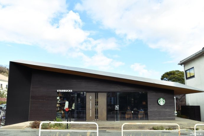 这间星巴克可是这里的著名景点原因是这里除了提供starbucks reserve