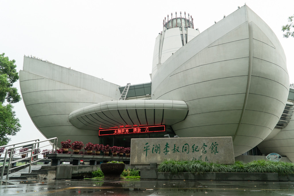 其建筑造型为一高雅,洁白之莲花,是东湖风景区的标志性建筑