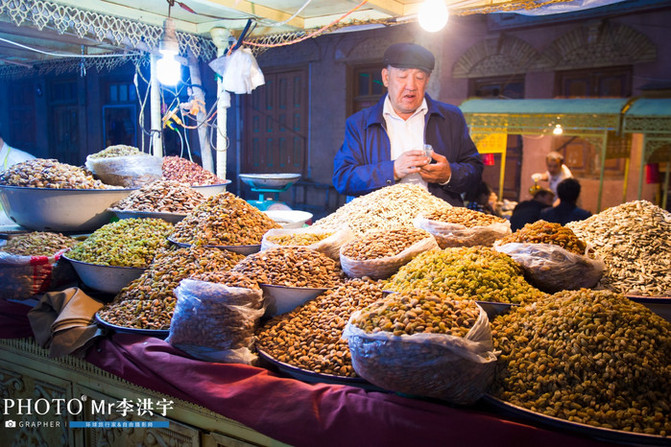 这个老人家是卖各种果干,我在这里买了葡萄干坚果一类的东西,价格不算