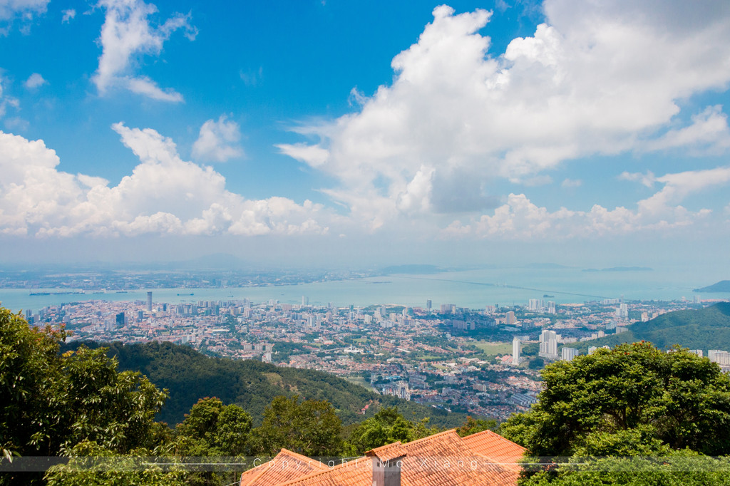 站在山头的观景台就可以远望槟城的全景了.