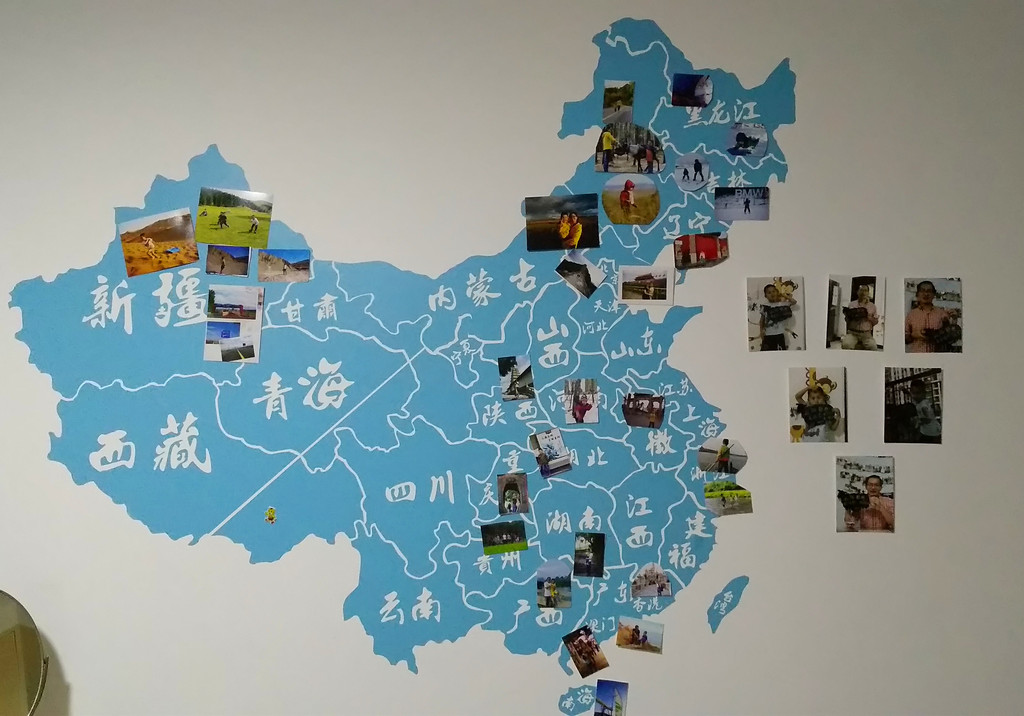 小朋友的旅行地图,我们一起去过的地方都贴了照片,等以后照片贴满中国