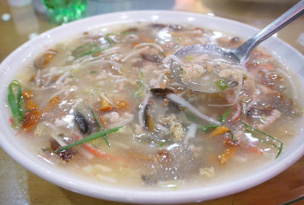 菌菇海鲜汤,鲜味加鲜味,更加的鲜美,海参牡蛎好吃又养颜.