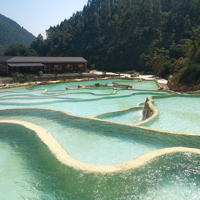 布透温泉位于有"氧都"之称的上思县,环境一定不会差.