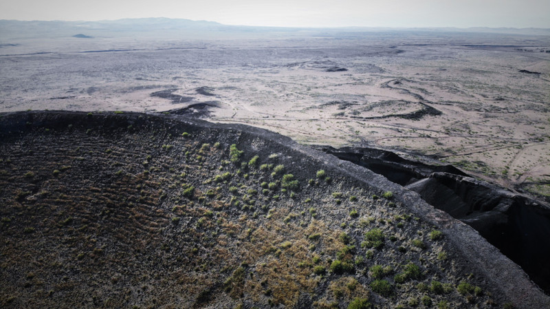 由于地壳内部岩浆经过管状通道喷出时,各火山口喷发的强度和喷出的