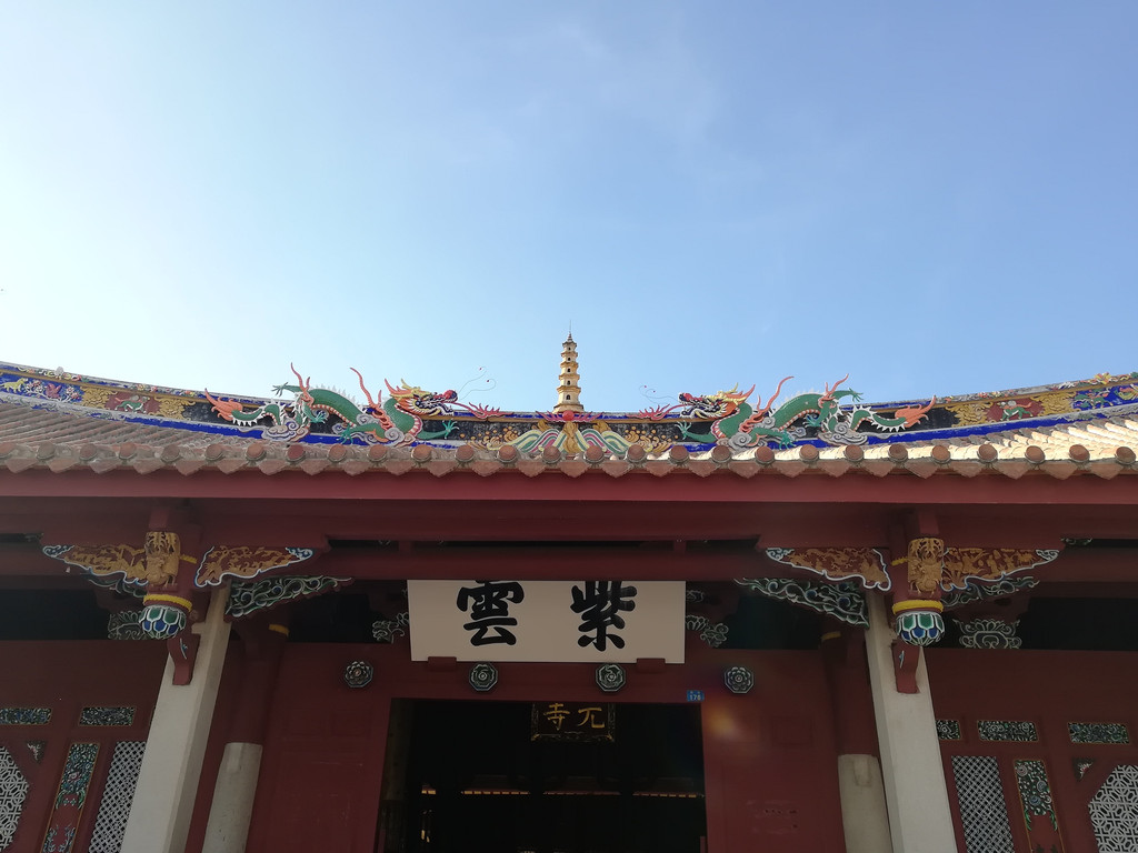 泉州政府近年取消了门票,于是大开元寺成了泉州人散步休闲的场所.