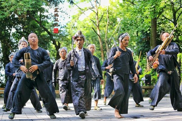 "人在枪在"岜沙汉子横枪走天下