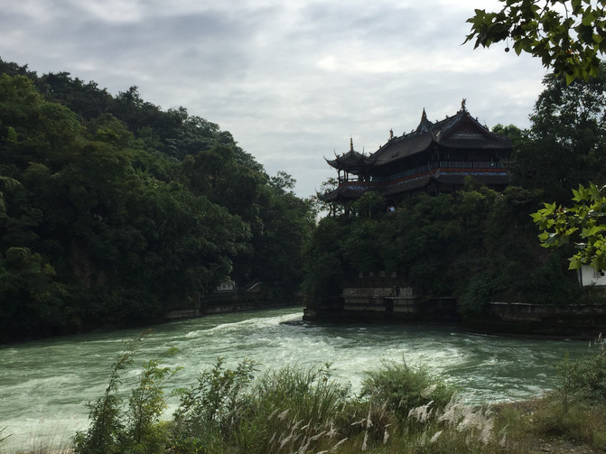 在玉垒山俯瞰都江堰全景