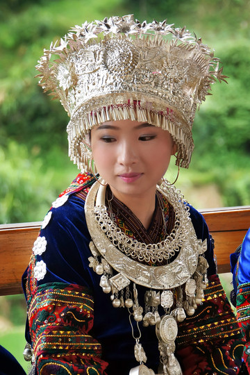 其实穿戴起来也是很费力的,只有在盛大的节日才会盛装的姑娘们,给你们