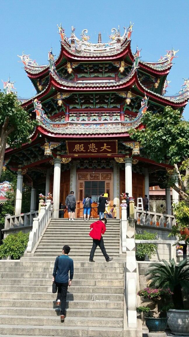 南普随寺中轴线上主要建筑有天王殿,大雄宝殿,大悲殿,藏经阁等.