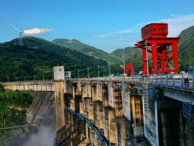 隔河岩水电站是清江梯级开发的启动工程,位于清江下游湖北省长阳土家