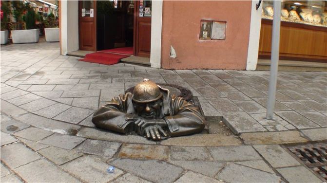 [原创]布拉迪斯拉发老城随处都是雕塑。斯洛伐
