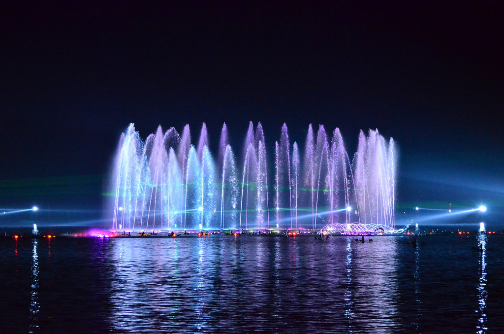 晚上的红河水乡在喷泉的夜色下更显妩媚了.