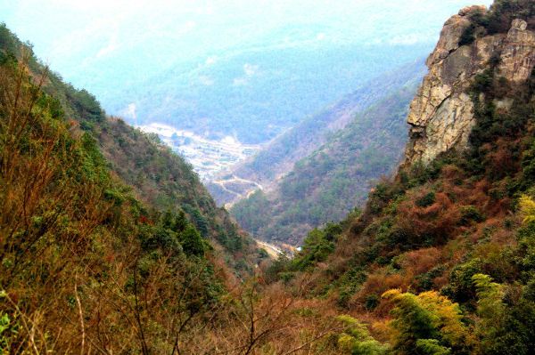 红是一座深山古刹,始建于明末清初,位于浙江省嵊州四明山峰下.