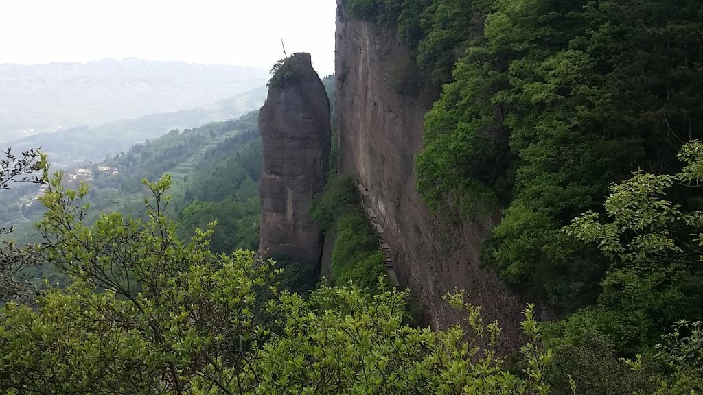 观景台,在此地可以全景看到剑门关多处著名景点:石笋峰,一线天,小剑山