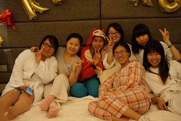 往下来是睡衣party的女生大合影,没骗你,这么多美女.哈哈哈哈