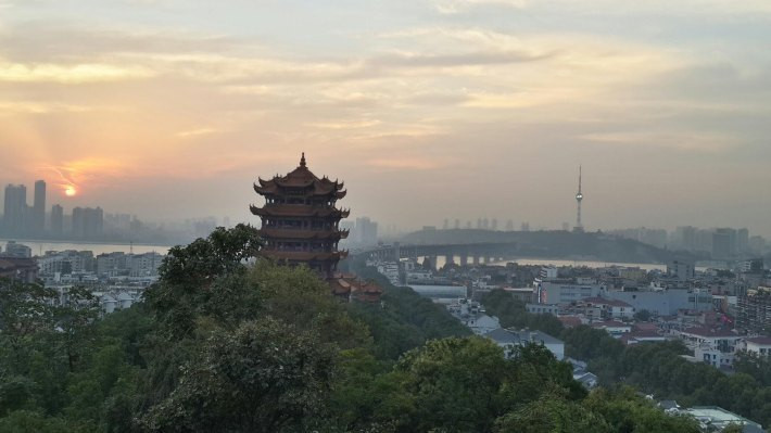 夕阳下的黄鹤楼和长江大桥