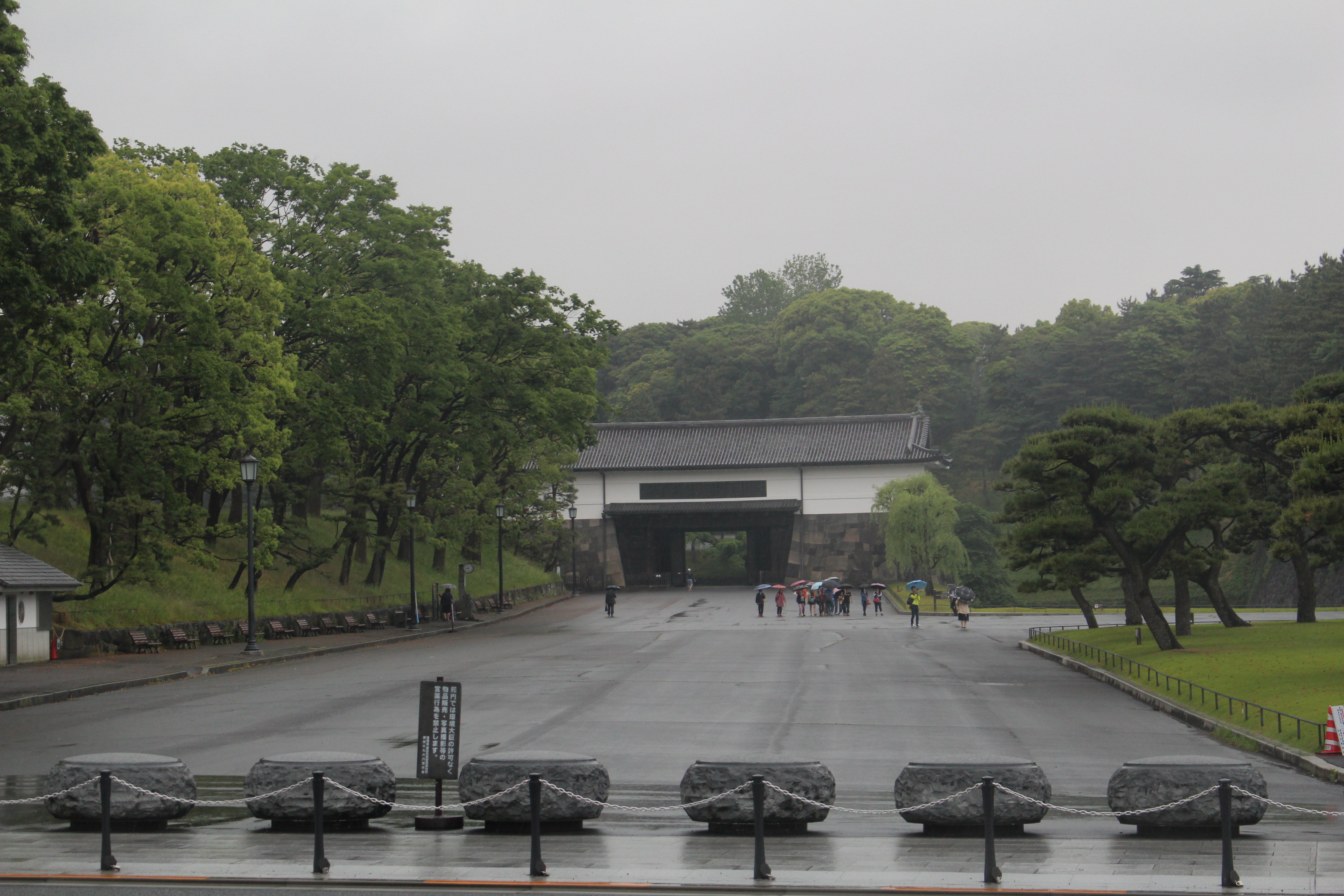 早上路过细雨蒙蒙的皇居门口. 皇居