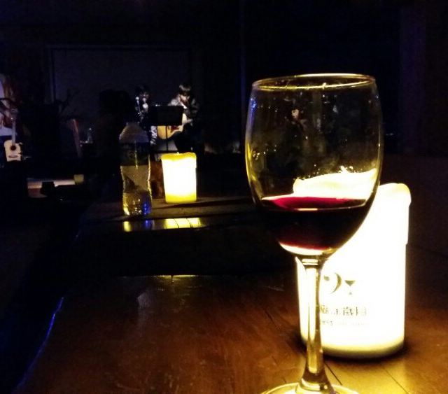 六个人,伴随着歌手的吉他弹唱,喝了近6瓶红酒,happy了.
