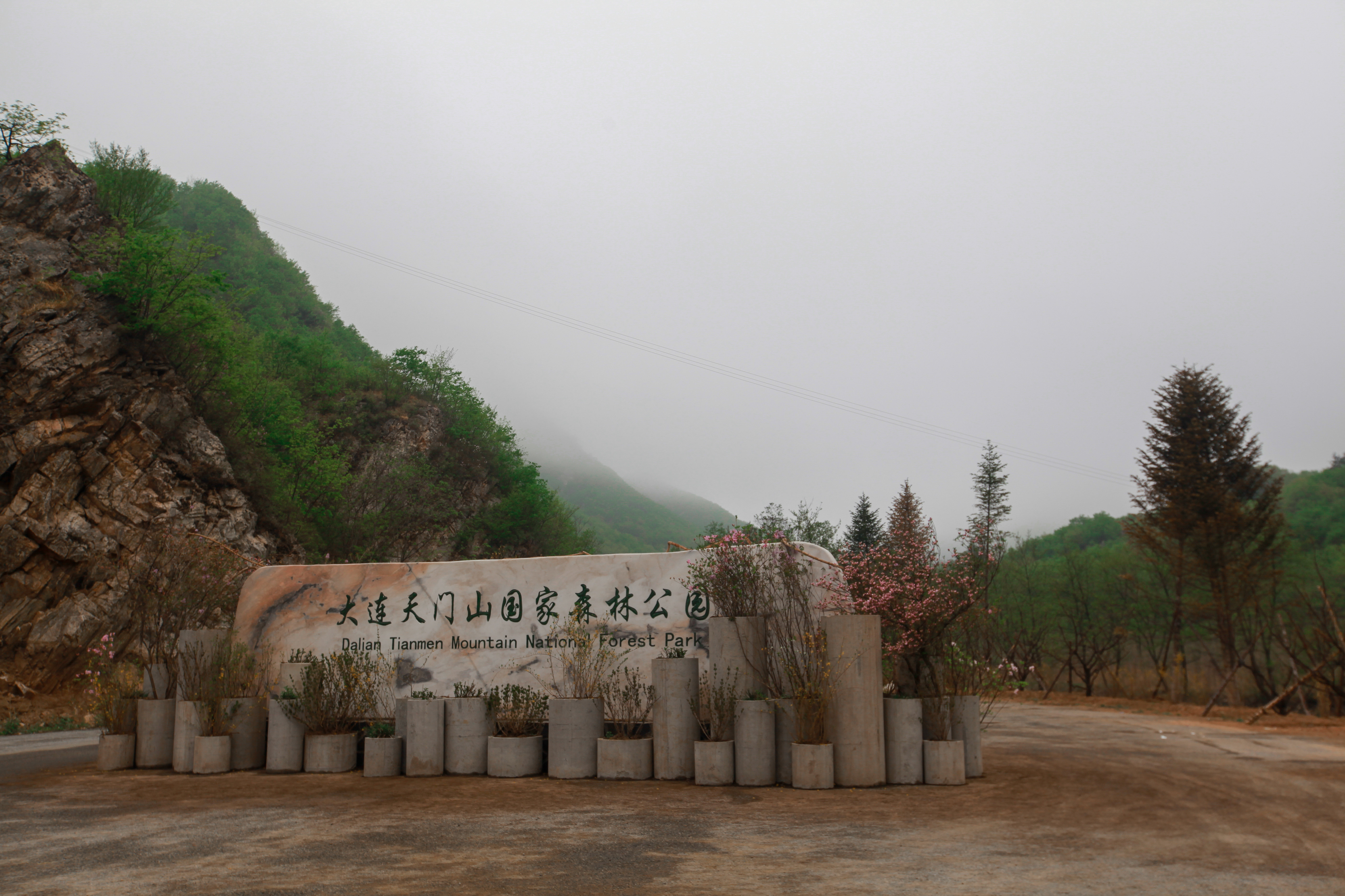 景区主要景观有:剑峰,蜡烛峰,猫儿岭,三家界,五指峰,八卦台;有通天洞