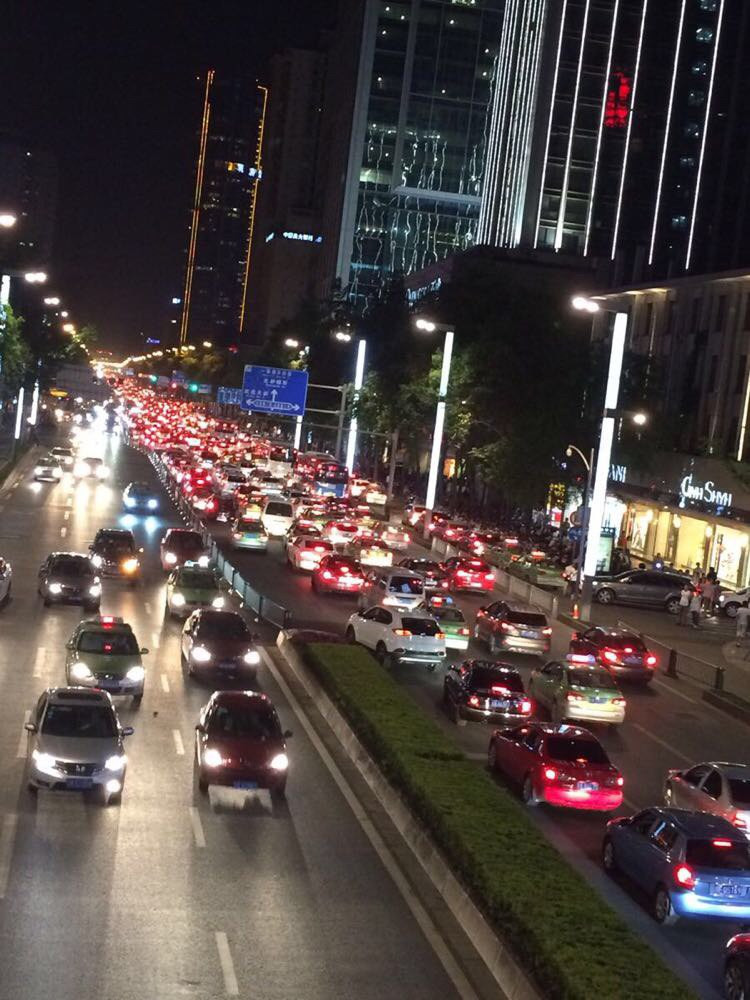 王府井百货附近的 天桥 看夜景 车