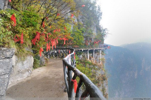 栈道全长1600米,平均海拔为1400米,起点是倚虹关,终点到小天门.