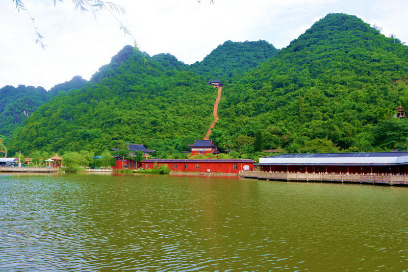 今年鹿峰山景区过三节钻地心,吃粽大赛