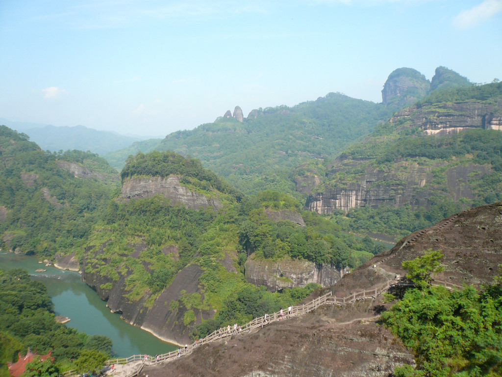 弥漫,山巅四周有诸名峰拱卫,三面有九曲溪环绕,武夷山全景尽收眼底