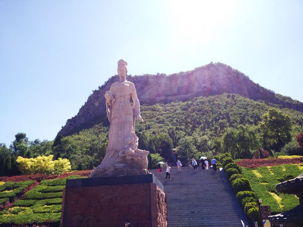 女娲雕像,伫立在补天广场,赋予了娲皇宫山不在高有仙则灵的美气