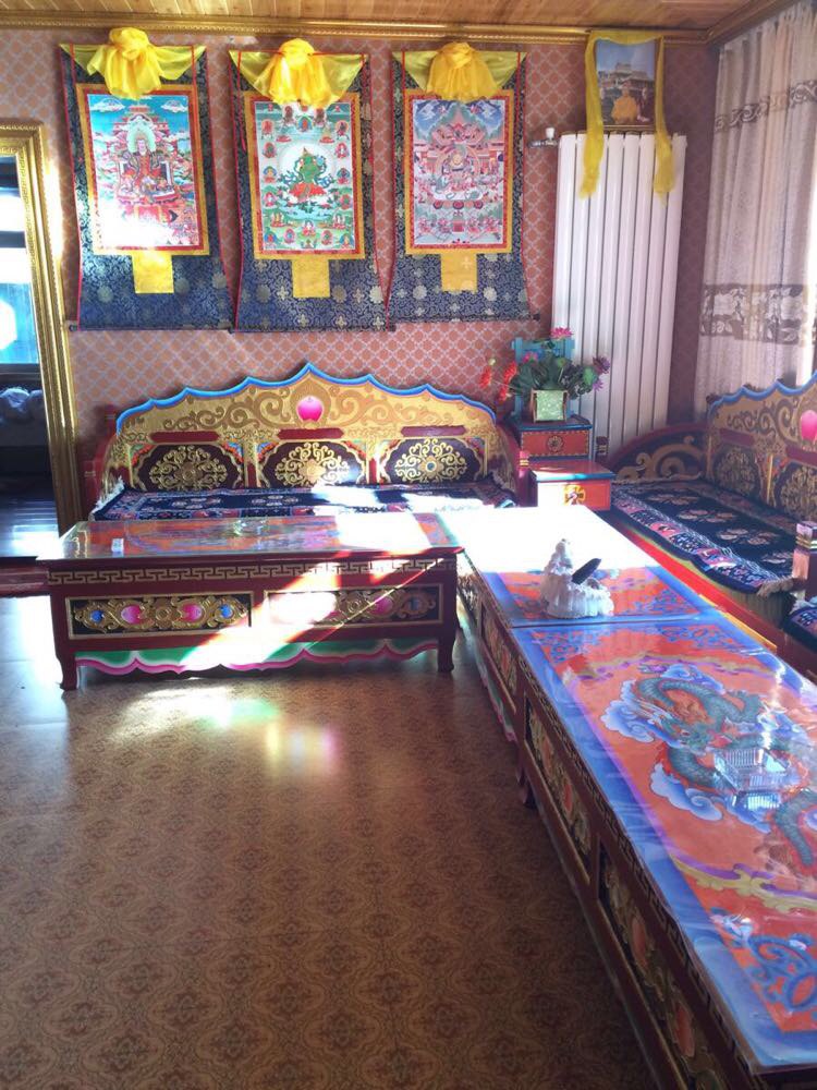 晚上住在藏族人家的客栈里 家具都是藏式 手绘的图案 很漂亮 红原吉祥