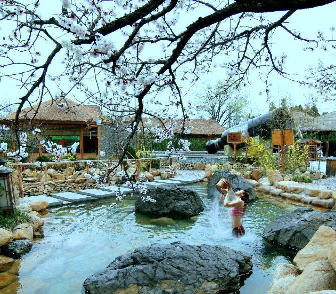 艾山温泉在室外建有30多个露天泡池,特有的太极池通过水流交压,形成