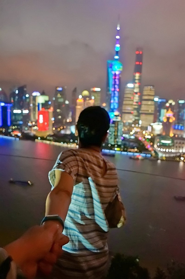 我没带灯,只好凑合拍张牵手照,省去正面光了.