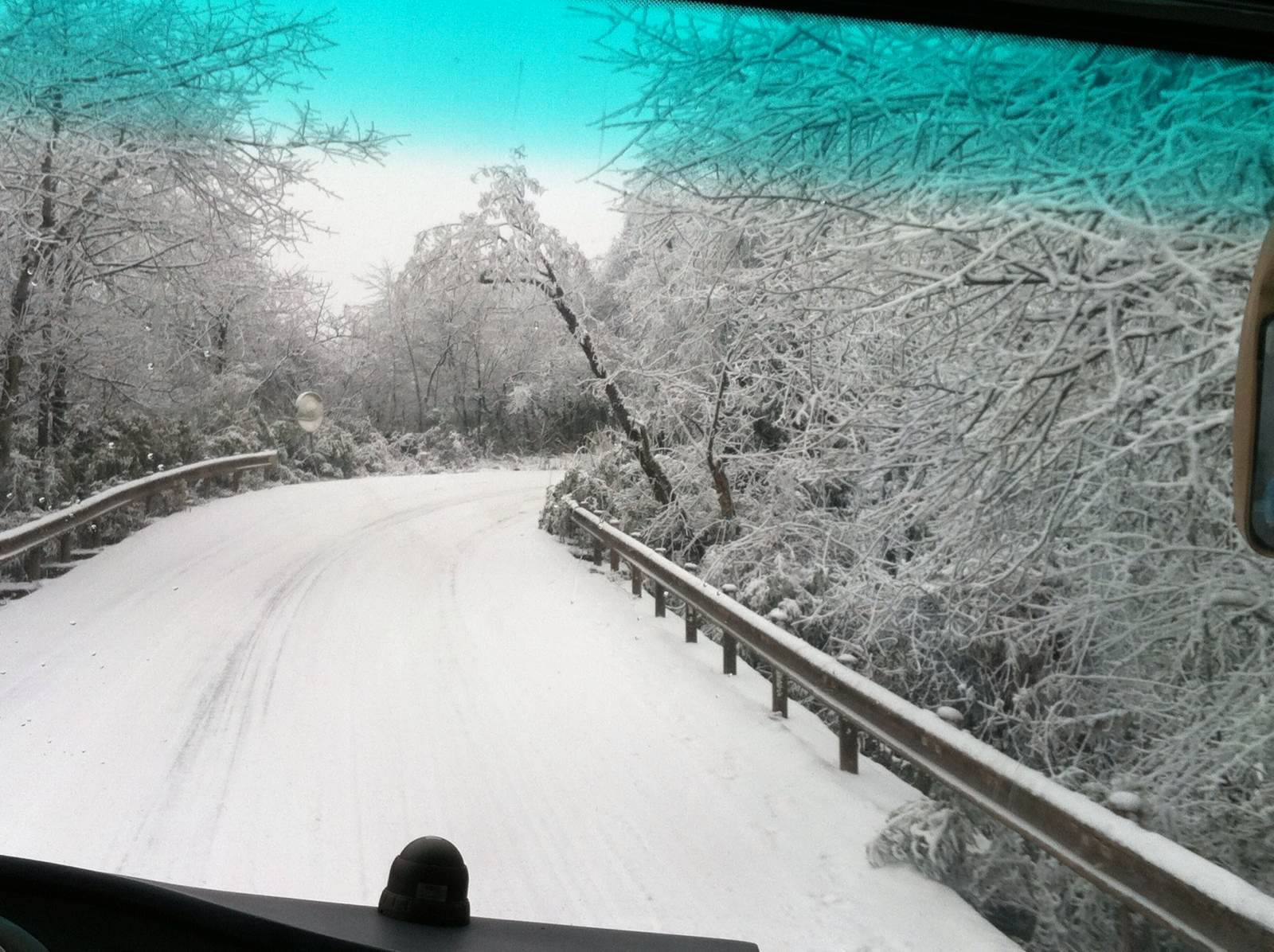 行走在峨眉九曲盘山道上九如同行走在冰雪童话,似乎拐个弯就能遇到