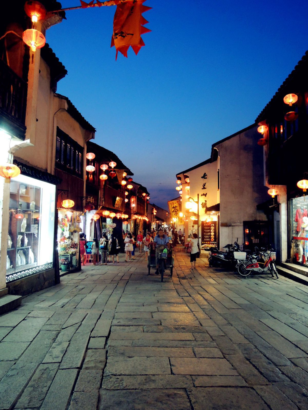山塘街的设计与景色非常类似小镇乌镇.