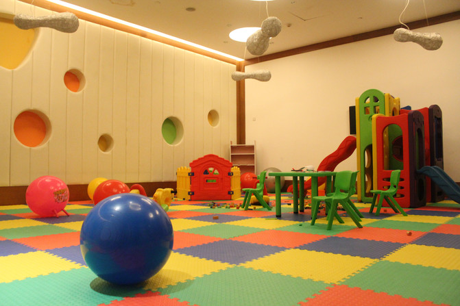 酒店设有儿童乐园,面积不小,娱乐种类丰富.