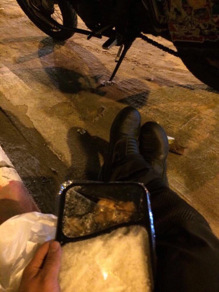 07.07 晚上九点多到达普吉岛,饿坏了,一个人坐在路边吃素食.