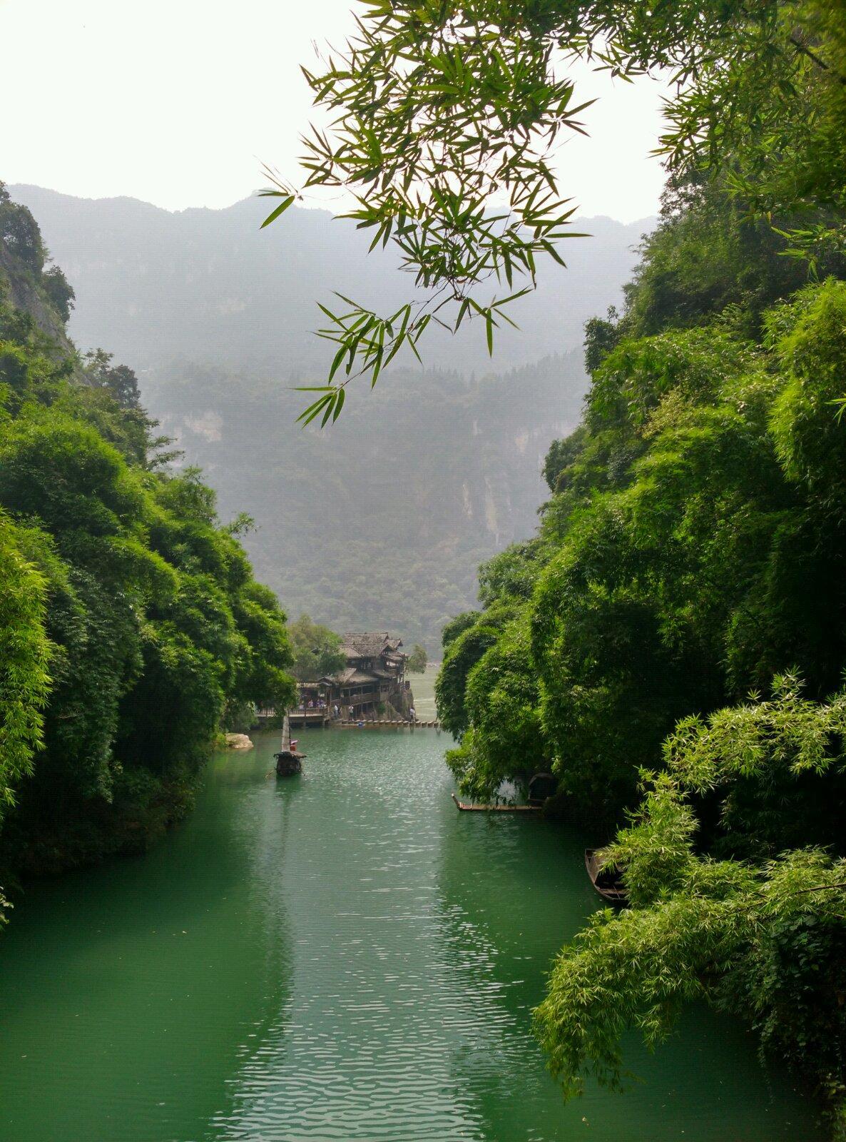 龙溪桥上回望长江,绿水青山. 三峡人家