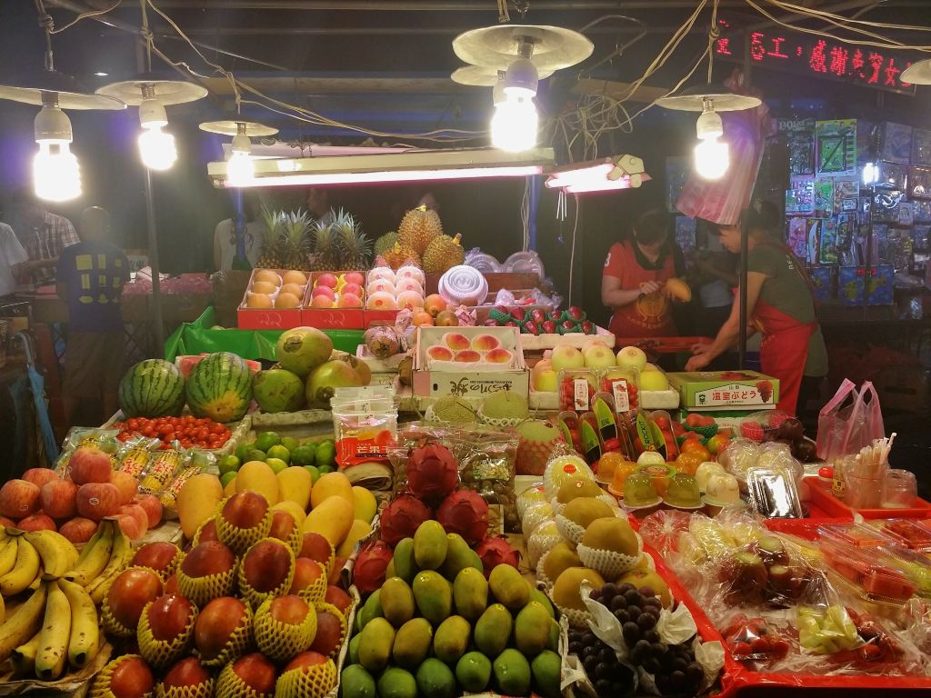 之前在士林夜市,被水果摊狠卖700台币后,见到水果摊贩都怕怕,只买