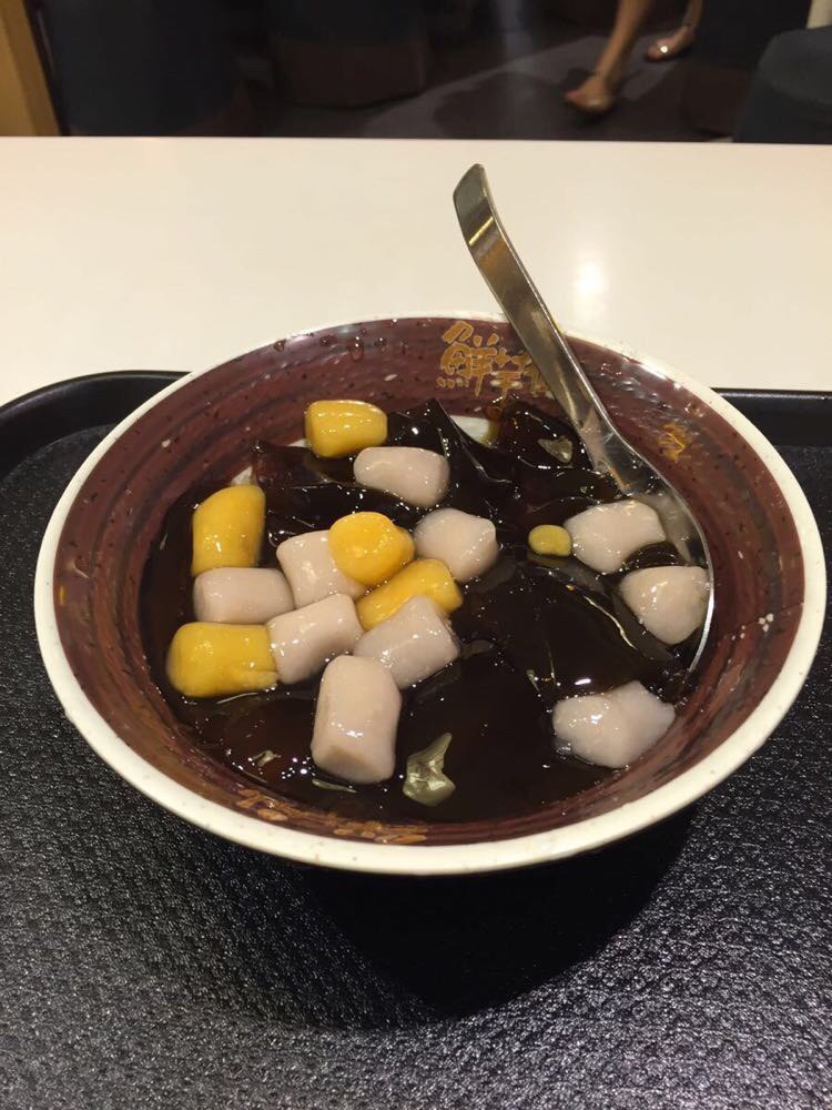 点了招牌甜品,味道不行.吃了一口已后悔进了去 鲜芋仙(漳州万达店)