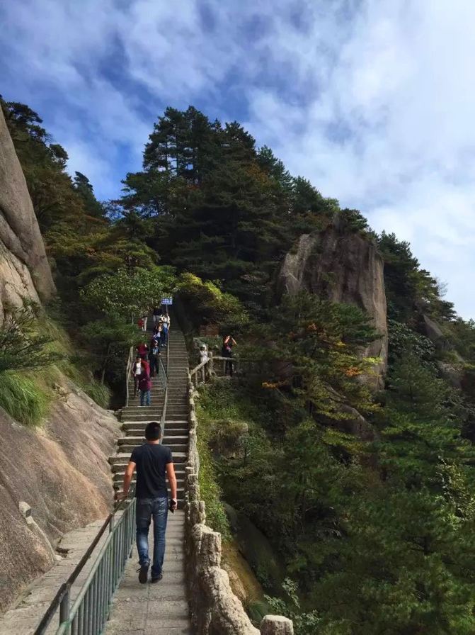 我基本是一路小跑上山的,旁边好多人都在倒着下山,都说山上容易下山难