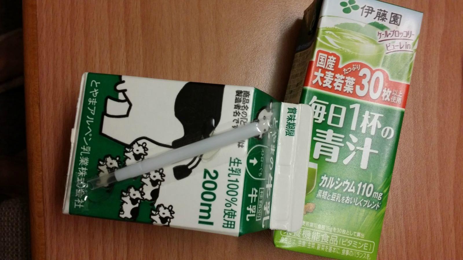 半夜到便利店买了牛奶和青汁牛奶,记住富山的味道