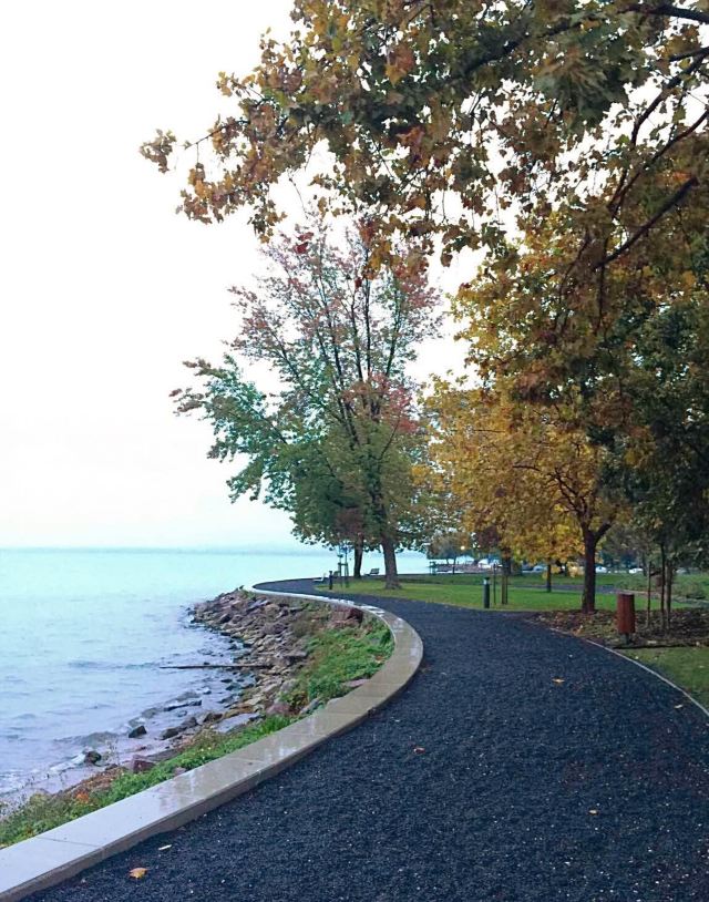 从教堂下到巴拉顿湖边,沿着湖边的小路走走,风景也是十分的好.